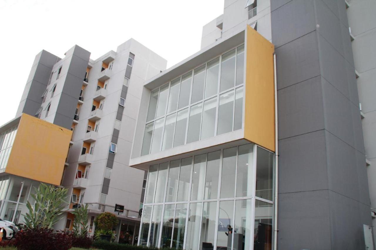 Barata Hotel Near Bandara Soekarno Hatta Тангеранг Экстерьер фото